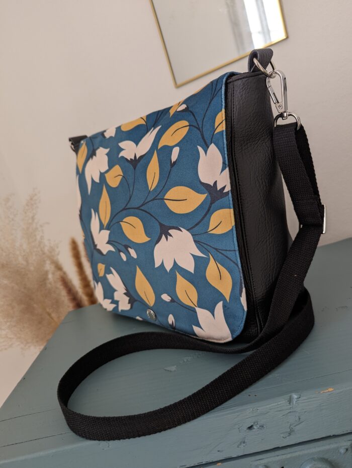 sac jaune et bleu