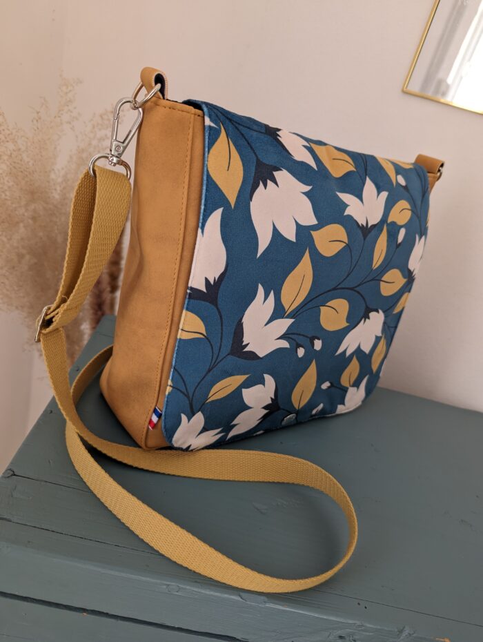 sac jaune et bleu