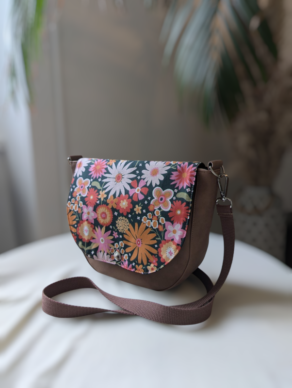Sac besace a rabat interchangeable pour avoir son propre style. fabriqué en France a Saint Brieuc bretagne.