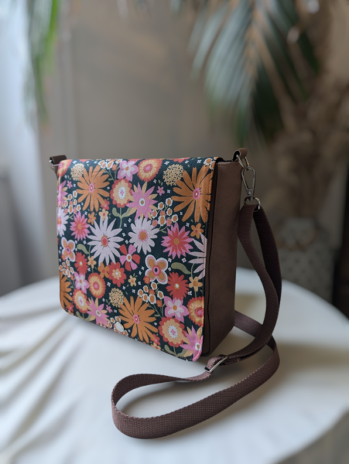Sac besace a rabat interchangeable pour avoir son propre style. fabriqué en France a Saint Brieuc bretagne.