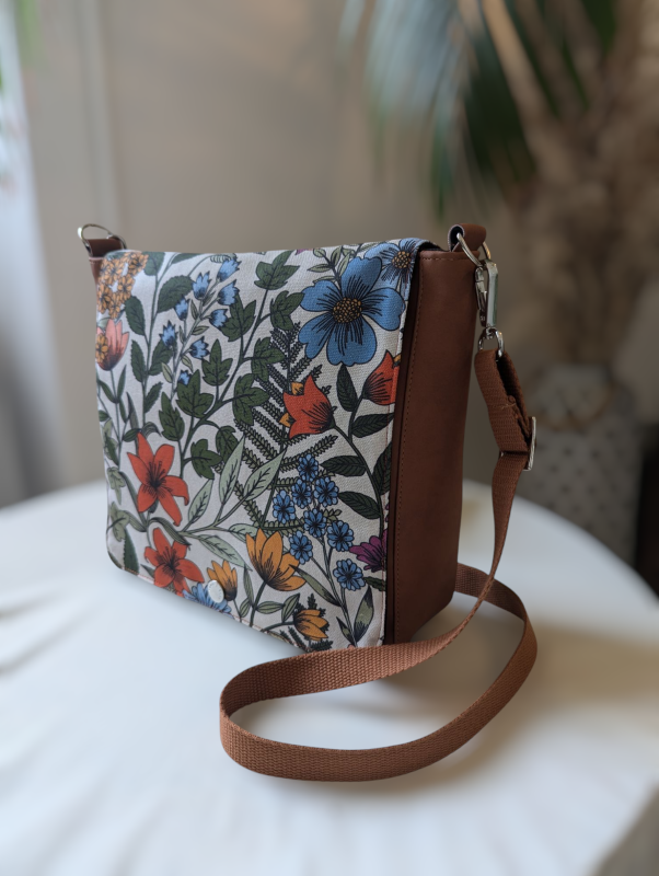 Sac besace a rabat interchangeable pour avoir son propre style. fabriqué en France a Saint Brieuc bretagne.