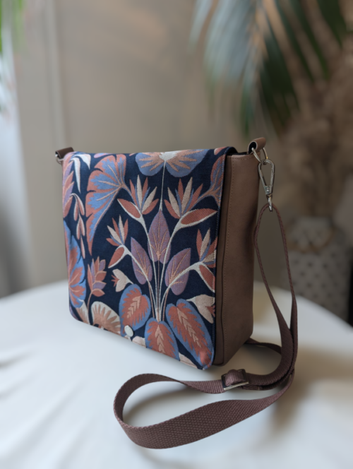 Sac besace a rabat interchangeable pour avoir son propre style. fabriqué en France a Saint Brieuc bretagne.