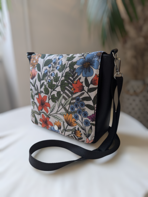 Sac besace a rabat interchangeable pour avoir son propre style. fabriqué en France a Saint Brieuc bretagne.