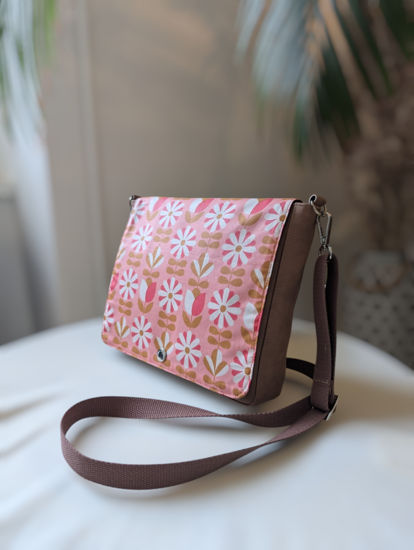 Sac besace a rabat interchangeable pour avoir son propre style. fabriqué en France a Saint Brieuc bretagne.