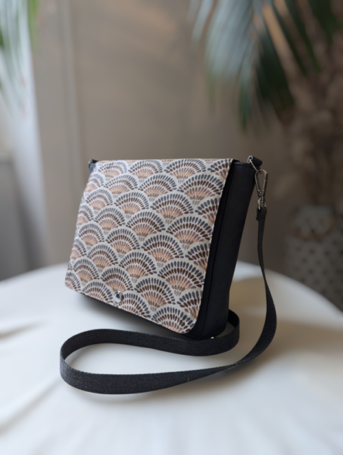 Sac besace a rabat interchangeable pour avoir son propre style. fabriqué en France a Saint Brieuc bretagne.